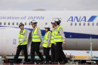 飛行機と作業服を着用した整備士4名