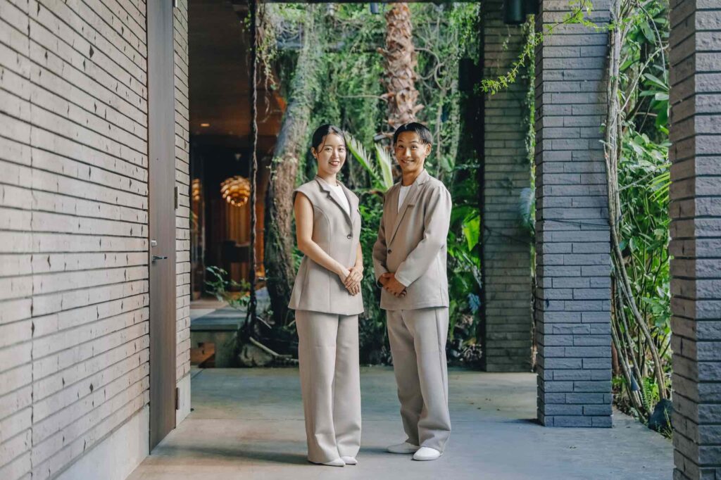 ベージュのセットアップの制服を着用したホテルの従業員