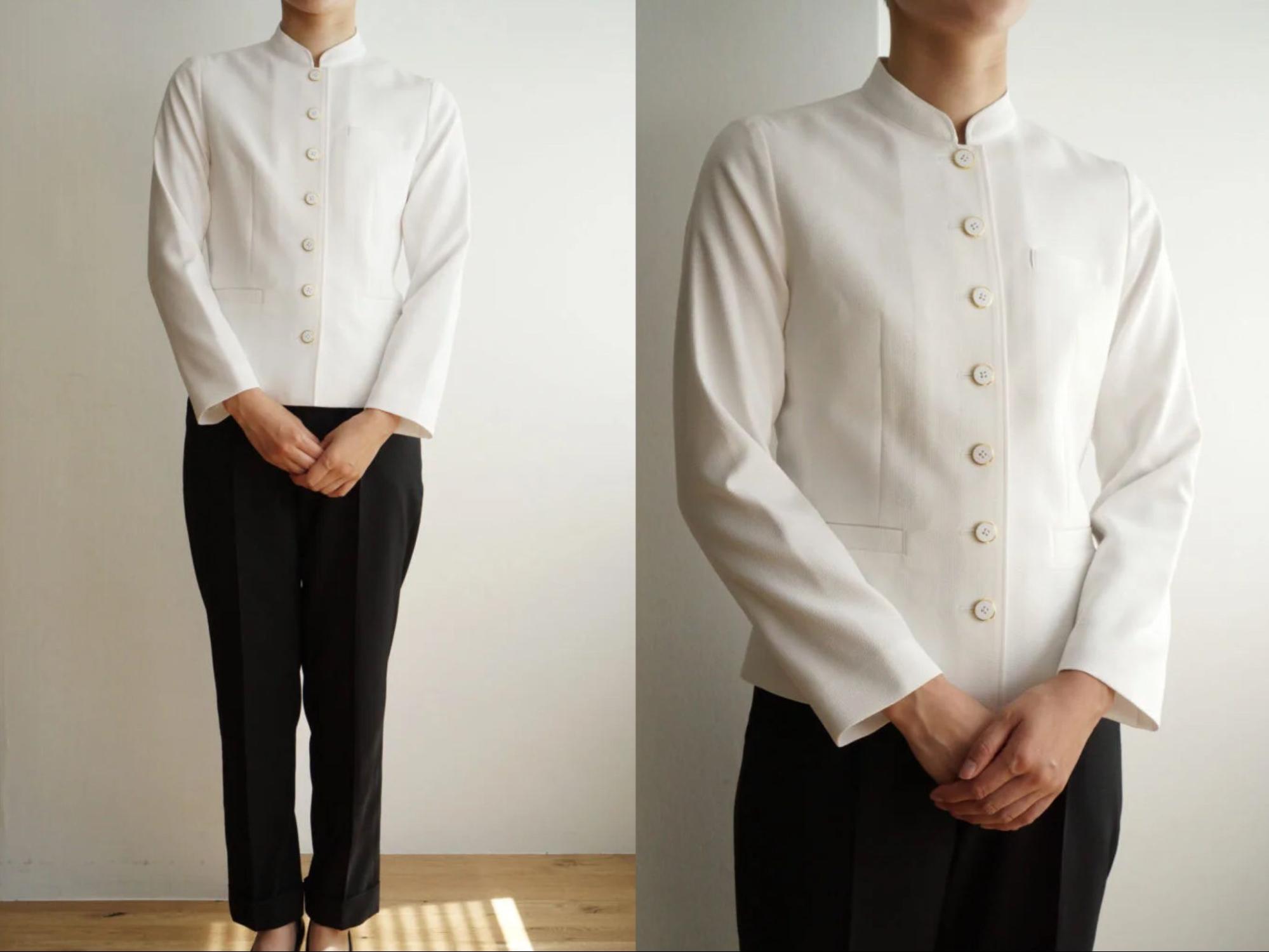 白いトップスと黒いボトムスを着用したホテルスタッフ