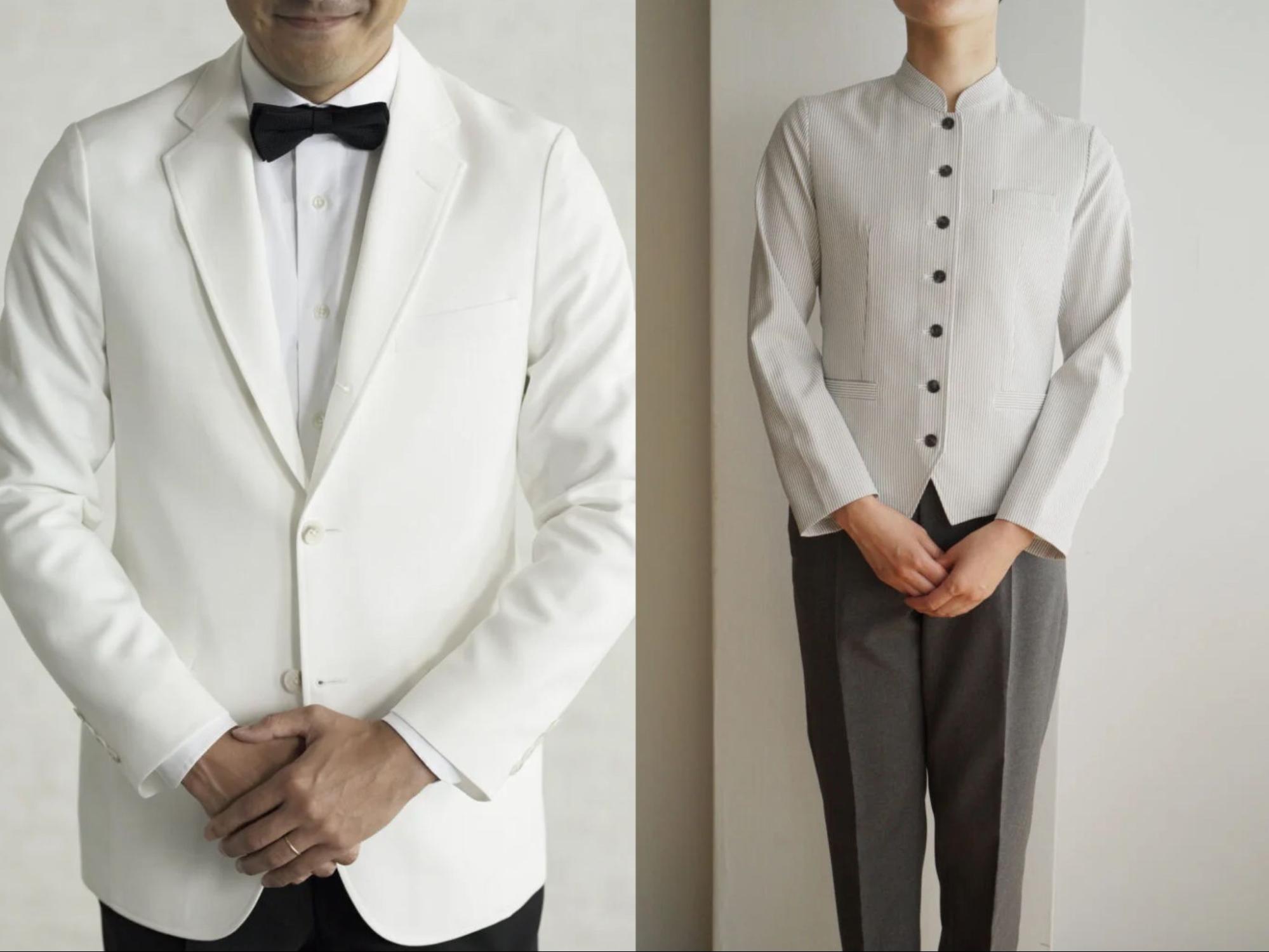 白いジャケットと黒の蝶ネクタイ、黒いボタンのベストを着用したスタッフ