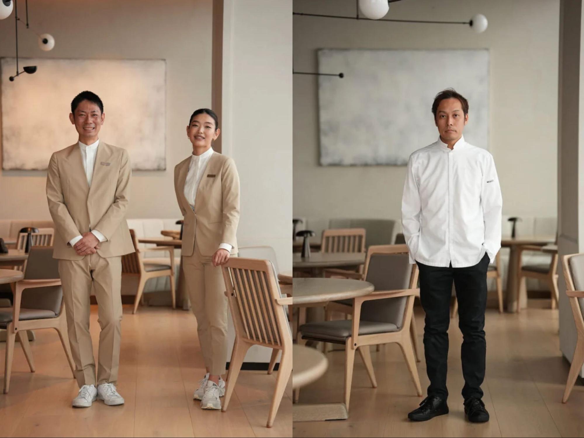 ベージュの制服を着たレストランスタッフとコックコートを着用したシェフ