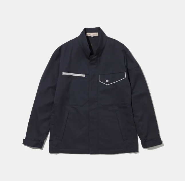 ネイビーの長袖のユニフォーム