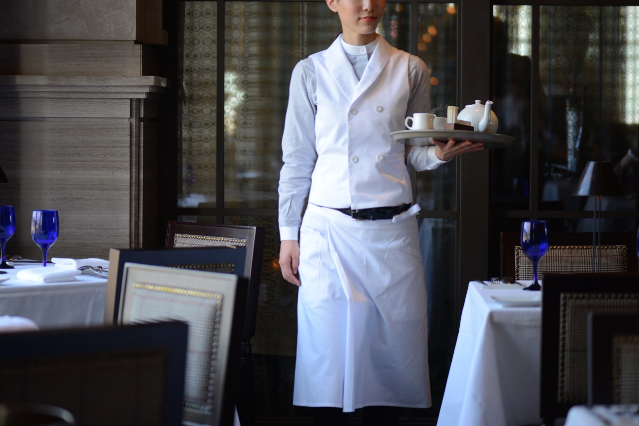白い制服を着用したレストランスタッフ