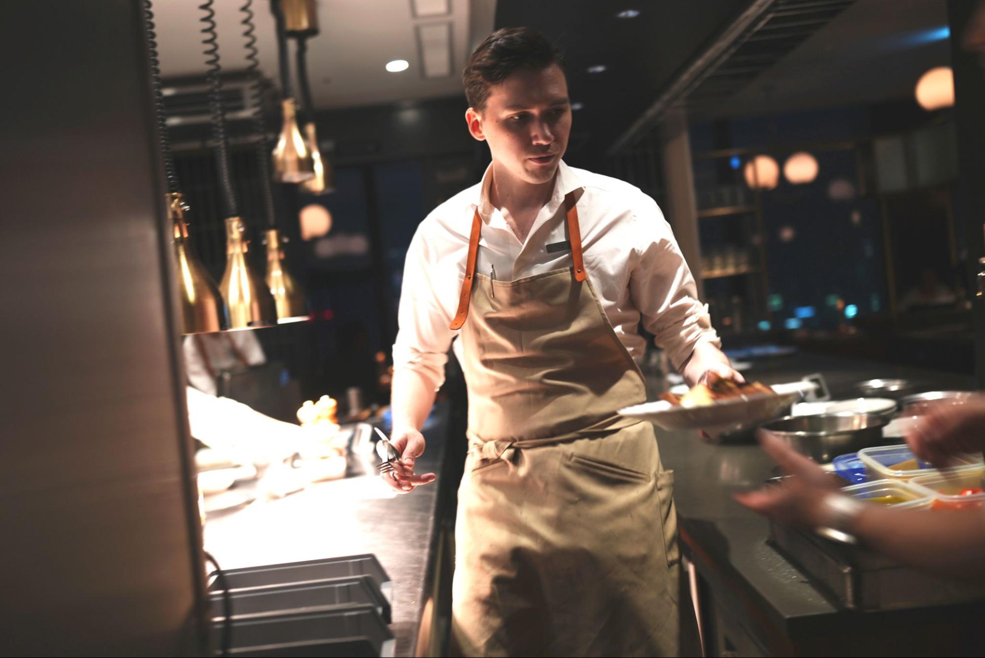 厨房で働く男性の写真