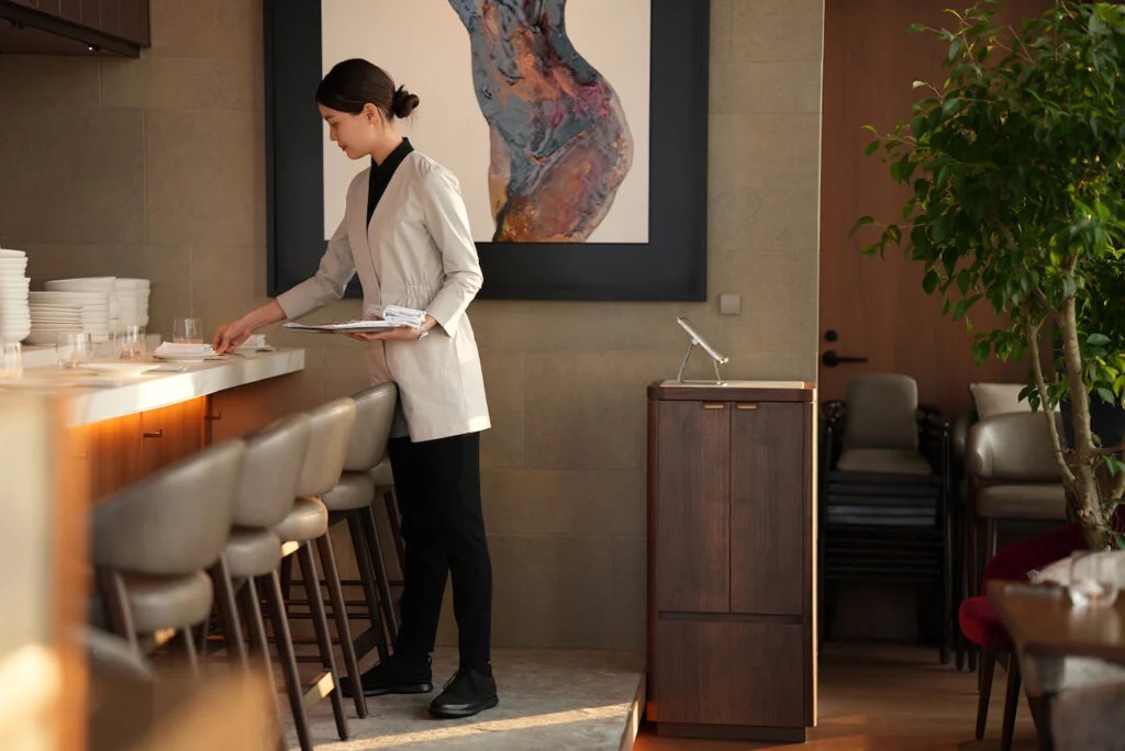 グレーのジャケットを着用したレストランスタッフ