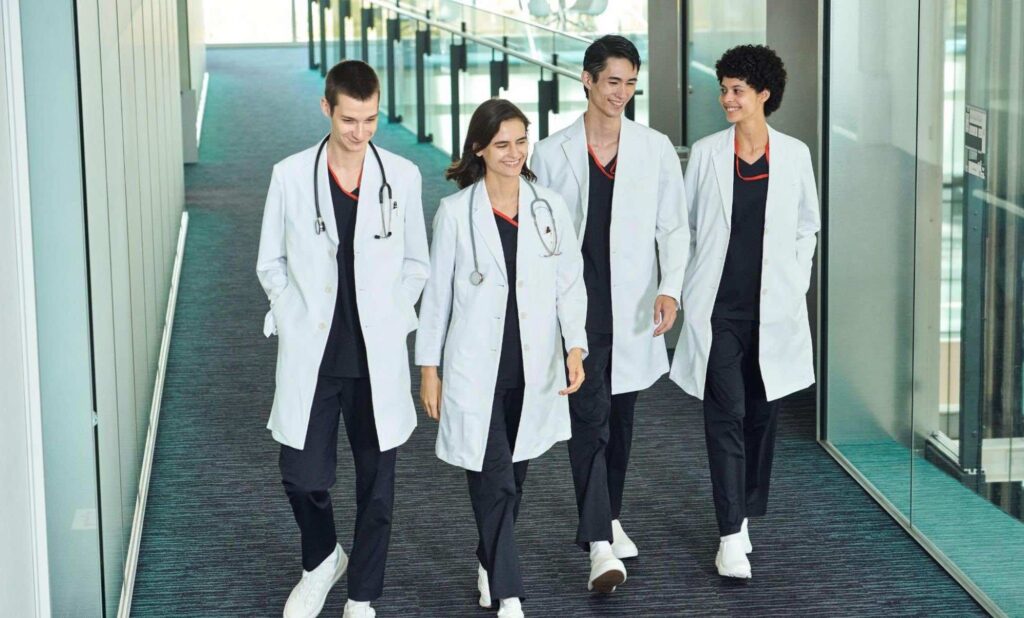 白衣を着た医療スタッフ4名が談笑している様子