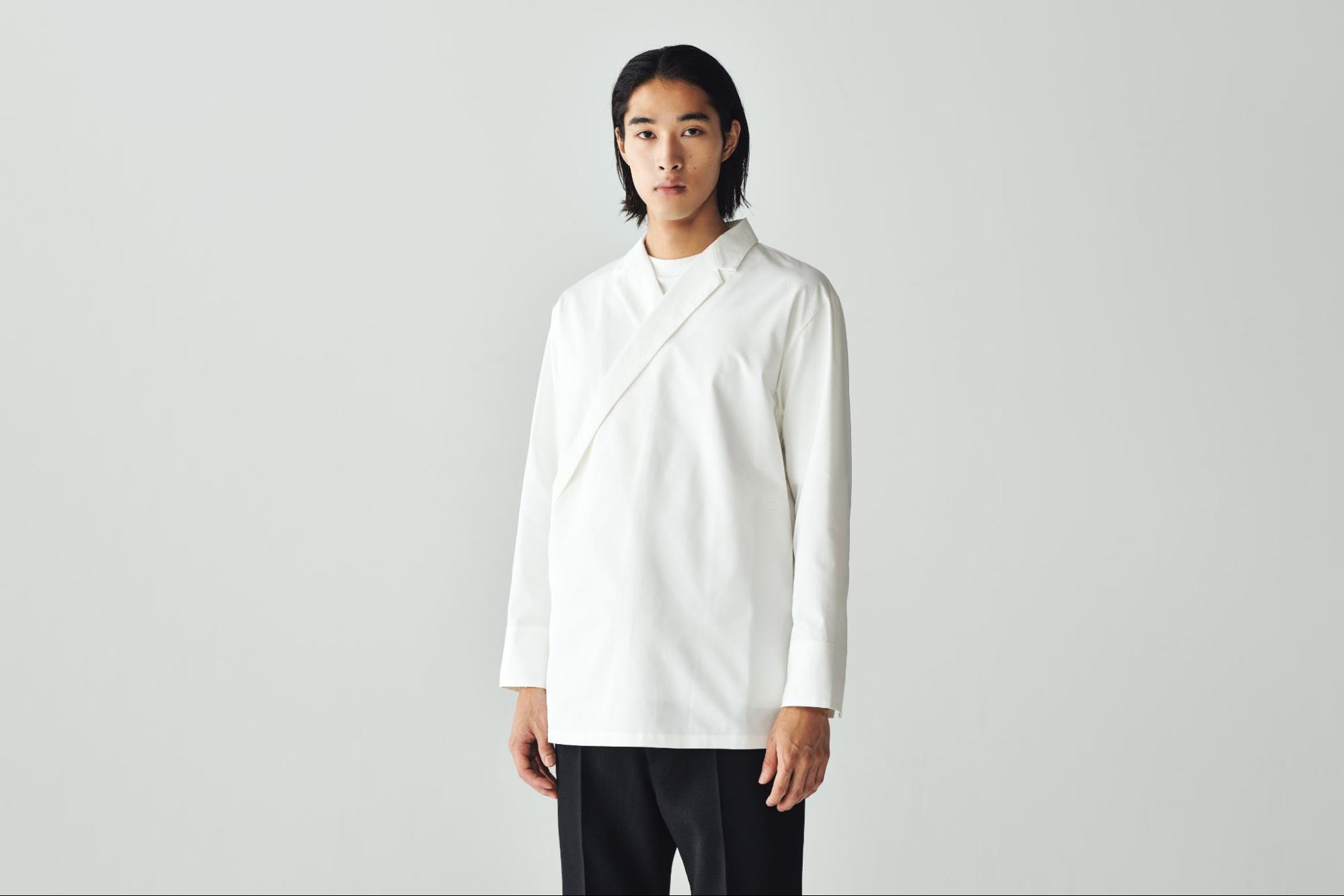 白いUNIX TOKYOオリジナルのコックコートを着用している男性
