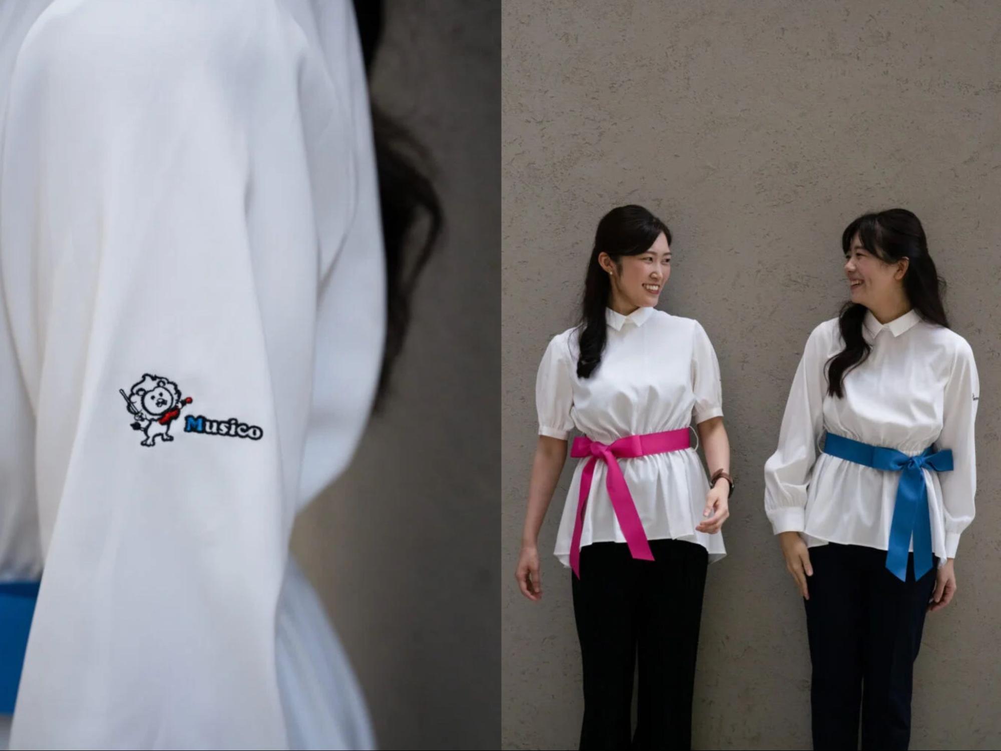 袖にロゴ刺繍が入ったブラウスと、それを着用している女性の写真